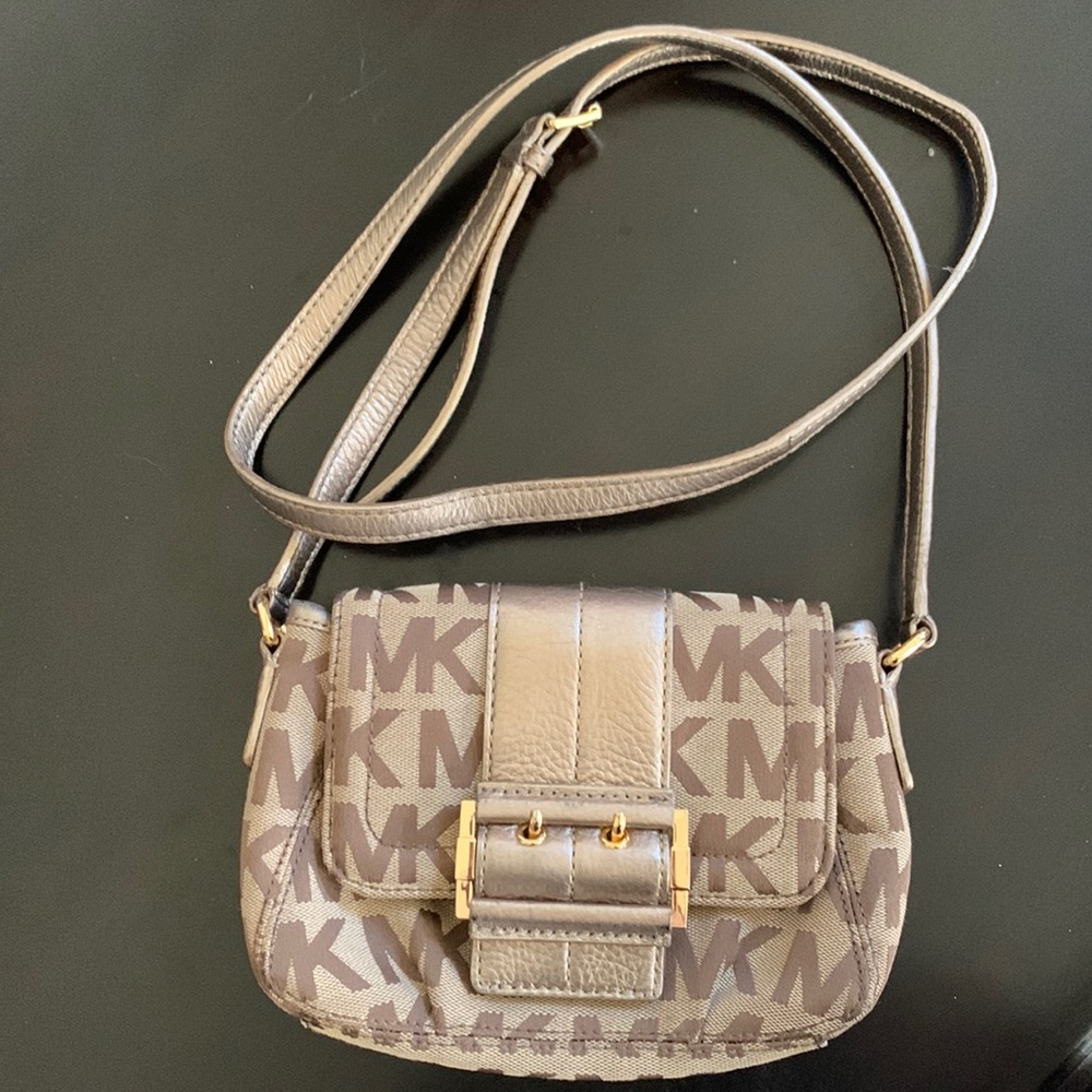 Michael Kors cross body small purse.